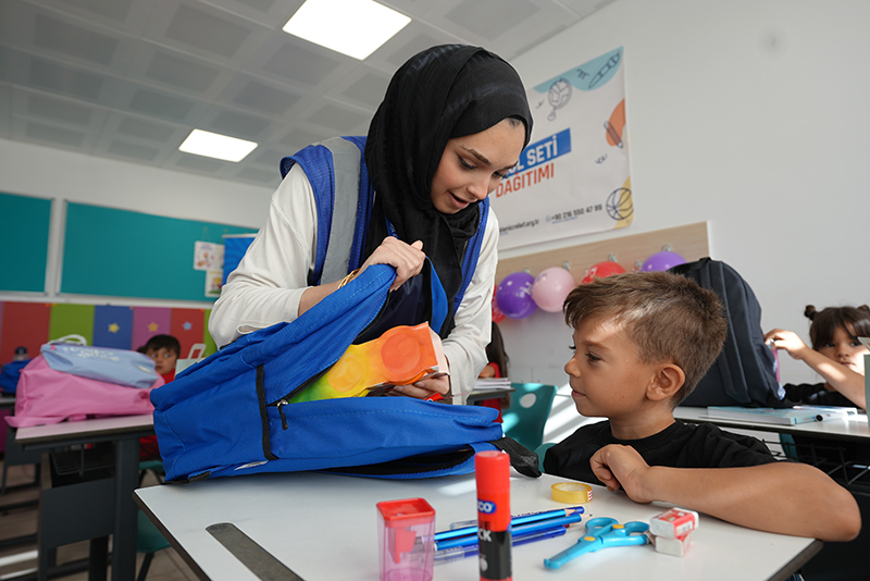 Islamic Relief Çanta Dağıtımı